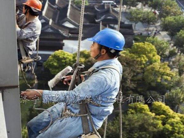 在進行高處工作時，除有關(guān)人員處，不準他人在工作地點的下面行或逗留